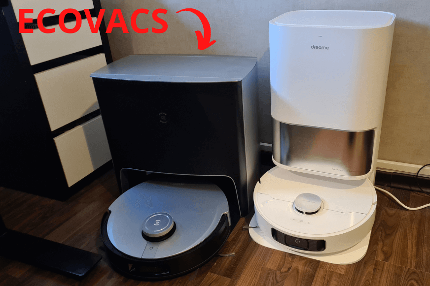 Ecovacs Deebot X1 Turbo und der Dreame L10s Ultra stehen auf dem Boden nebeneinander.